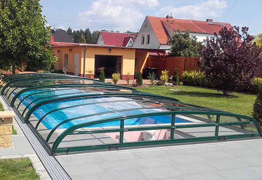 Poolüberdachung mit Verbindung zwischen Pool, Terrasse und Haus, Modell Domizil