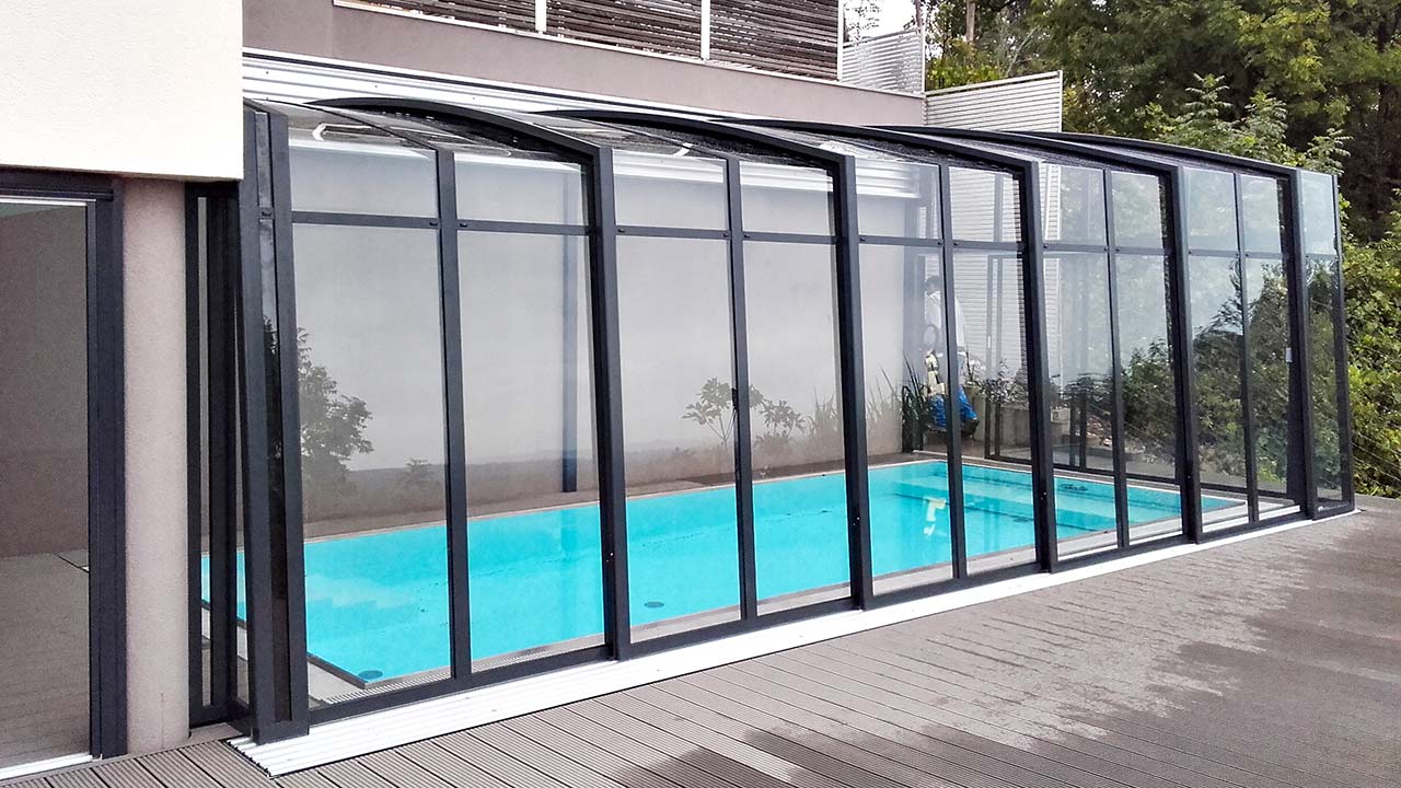 Hohe kantige Poolüberdachung mit Verbindung zwischen Pool, Terrasse und Haus, Modell Casa