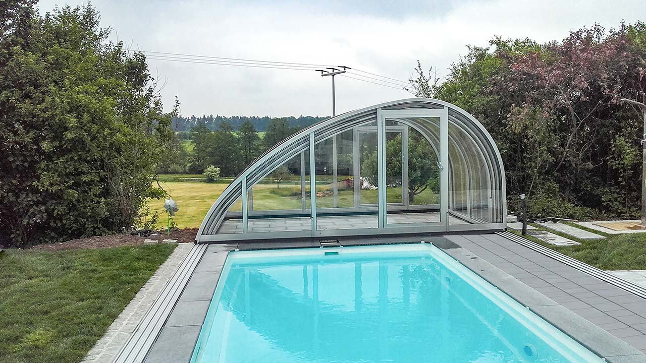 Hohe Poolüberdachung mit einseitiger Stehhöhe, Modell Exclusiv (fix)