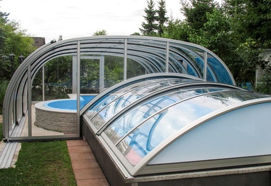 Sonderbau Poolüberdachung von VÖROKA mit erhöhtem Vorbau